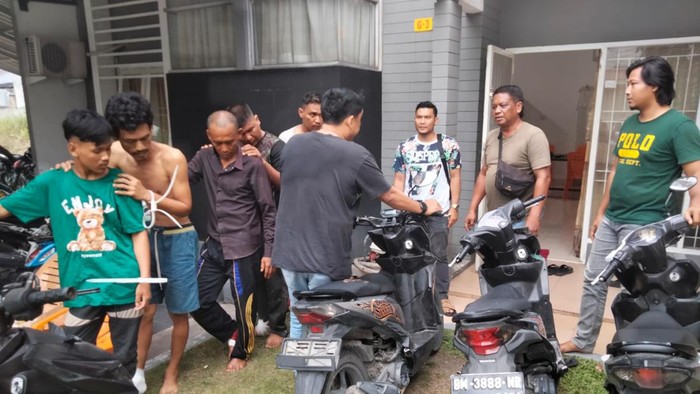 Pelaku saat diamankan bersama barang bukti. (Foto: Istimewa)