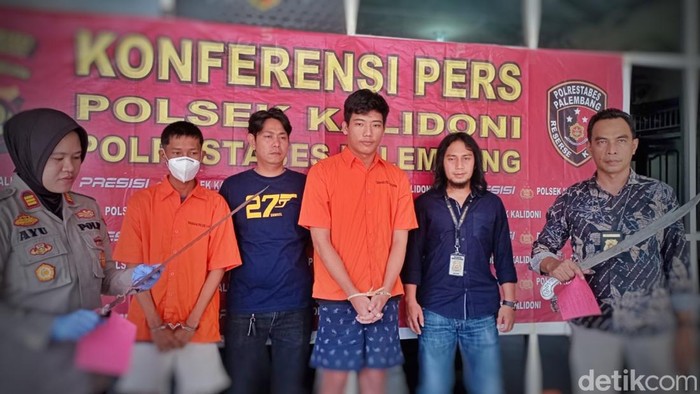 Pelaku tawuran pakai senjata tajam ditangkap di Palembang. (Prima Syahbana/detikSumbagsel)