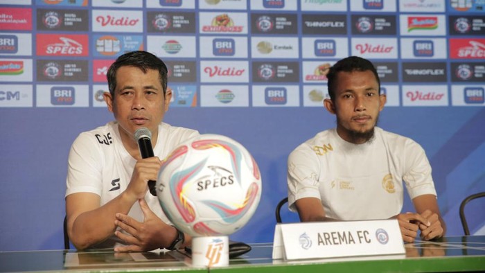 Pelatih Arema FC Joko Susilo (kiri) dan gelandang Arema Samsudin
