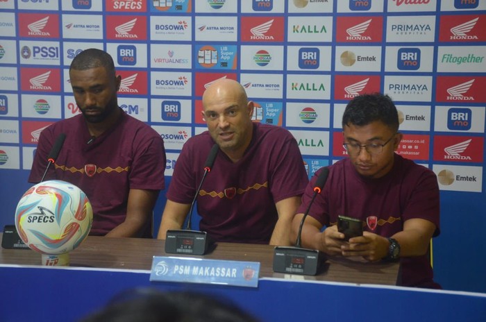 Pelatih PSM Makassar Bernardo Tavares dan pemainnya Yuran Fernandes pada sesi prescon jelang melawan Persib Bandung di Stadion Gelora BJ Habibie, Parepare, Sulsel.