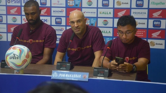 Pelatih PSM Makassar Bernardo Tavares dan pemainnya Yuran Fernandes pada sesi prescon jelang melawan Persib Bandung di Stadion Gelora BJ Habibie, Parepare, Sulsel.