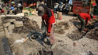 Trotoar ditata dan dilebarkan untuk jalur pedestrian hingga lebih lapang dan menyisakan satu jalur untuk kendaraan pribadi. 