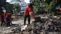 Pengerjaan revitalisasi terus dikebut agar selesai tepat waktu.