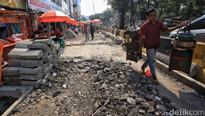 Pelebaran Trotoar Pancoran Glodok, Jalur Pedestrian Makin Lega Pemprov DKI Jakarta melakukan revitalisasi trotoar di kawasan Glodok, Jakarta. Hal itu dilakukan untuk memberikan ruang bagi pejalan kaki.