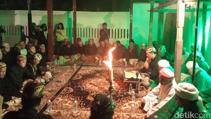 Pembacaan Babad Cirebon di Keraton Kanoman, Kamis (20/7/2023) malam.