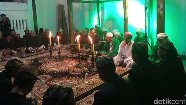 Pembacaan Babad Cirebon di Keraton Kanoman, Kamis (20/7/2023) malam.
