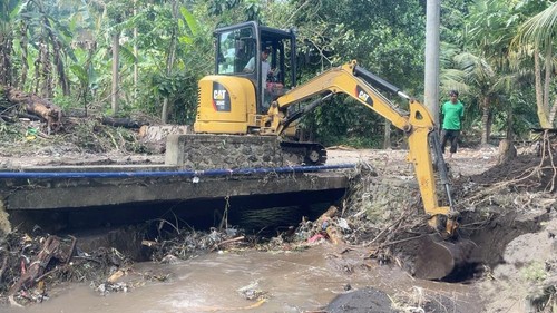 Alat berat membersihkan Tukad Unda beberapa waktu yang lalu. Tanggul Tukad Unda sempat jebol dan mengakibatkan banjir pada Kamis (6/7/2023).
