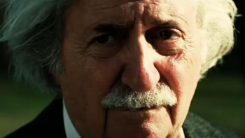Fisikawan legendaris Albert Einstein memiliki pandangan yang berbeda dari Oppenheimer dalam hal senjata atom, tapi keduanya terus menjalin persahabatan erat. Tom Conti berperan sebagai Einstein di Oppenheimer. Veteran teater Skotlandia itu dinominasikan untuk Oscar untuk perannya sebagai penyair penulis terkenal Gowan McLand di Reuben, Reuben. Foto: PSugar