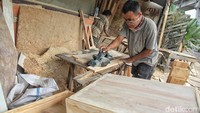 Pekerja melakukan aktivitas pembuatan mebel di Abizar Furniture, Pesanggrahan, Jakarta Selatan, Jumat (21/7/2023).   