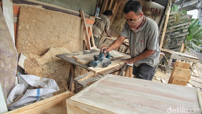Pekerja melakukan aktivitas pembuatan mebel di Abizar Furniture, Pesanggrahan, Jakarta Selatan, Jumat (21/7/2023).