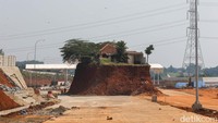 Meskipun rumah ini masih berdiri tegak, namun rumah ini sudah tidak dihuni lagi.