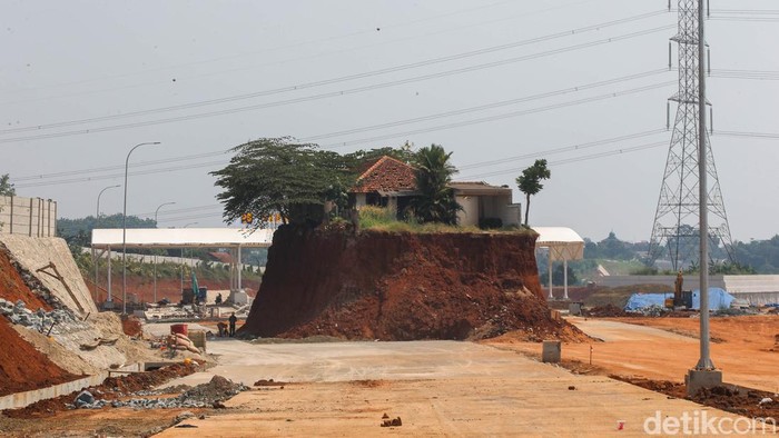 Penampakan Rumah Berdiri Tegak di Tengah Proyek Tol Serpong-Cinere Sebuah rumah tampak masih berdiri ditengah proyek tol Serpong Cinere di kawasan Limo, Depok, Jawa Barat, Jumat (21/7/2023). Rumah ini belum di bongkar karena sampai saat ini sang pemilik rumah masih belum mendapatkan ganti rugi.