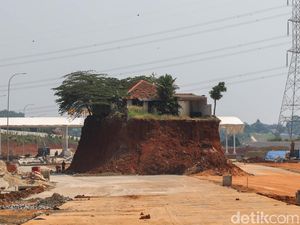Sepetak Rumah Tersisa di Tengah Proyek Tol Cijago