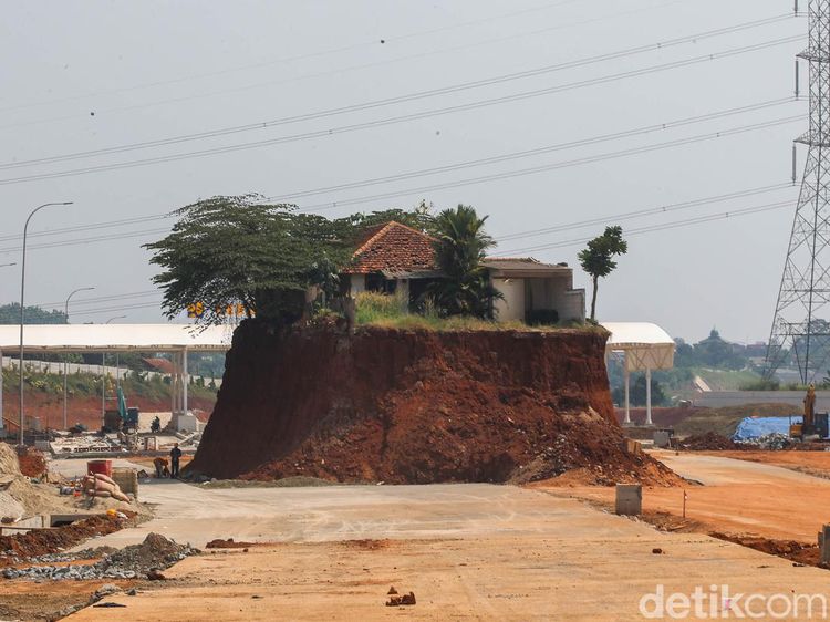 Sepetak Rumah Tersisa di Tengah Proyek Tol Cijago