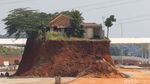 Sepetak Rumah Tersisa di Tengah Proyek Tol Cijago