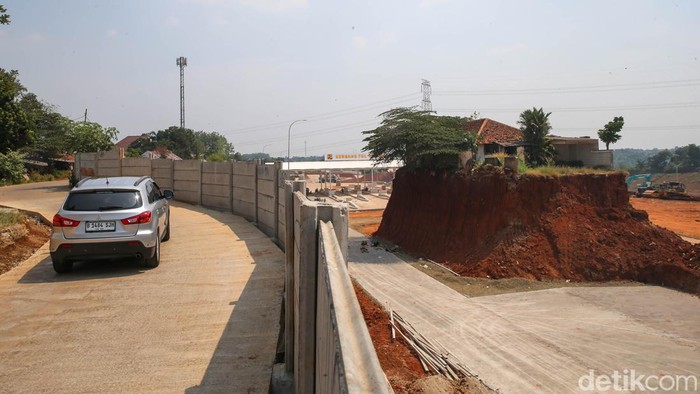 Penampakan Rumah Berdiri Tegak di Tengah Proyek Tol Serpong-Cinere Sebuah rumah tampak masih berdiri ditengah proyek tol Serpong Cinere di kawasan Limo, Depok, Jawa Barat, Jumat (21/7/2023). Rumah ini belum di bongkar karena sampai saat ini sang pemilik rumah masih belum mendapatkan ganti rugi.