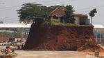 Sepetak Rumah Tersisa di Tengah Proyek Tol Cijago