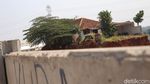 Penampakan Rumah Berdiri Kokoh di Tengah Proyek Tol Cijago