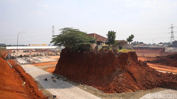 Penampakan Rumah Berdiri Tegak di Tengah Proyek Tol Serpong-Cinere Sebuah rumah tampak masih berdiri ditengah proyek tol Serpong Cinere di kawasan Limo, Depok, Jawa Barat, Jumat (21/7/2023). Rumah ini belum di bongkar karena sampai saat ini sang pemilik rumah masih belum mendapatkan ganti rugi.