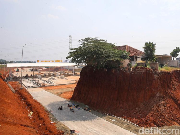 Penampakan Rumah Berdiri Kokoh di Tengah Proyek Tol Cijago