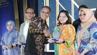Direktur Utama BRI Life Iwan Pasila (tengah) menyerahkan piagam apresiasi kepada 15 Mitra Kerja Rumah Sakit Provider pada malam apresiasi. 