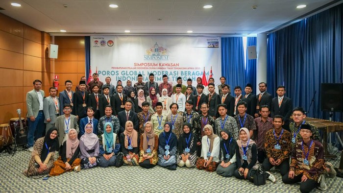 Perhimpunan Pelajar Indonesia di Timur Tengah meluncurkan buku Poros Global Moderasi Beragama Indonesia-Timur Tengah.