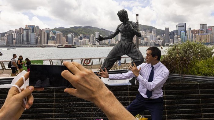 Peringatan Setengah Abad Kematian Bruce Lee di Hong Kong Fans gather in front of the statue of martial artist Bruce Lee to commemorate the 50th anniversary of his death in Hong Kong, Thursday, July 20, 2023. (AP Photo/Louise Delmotte)