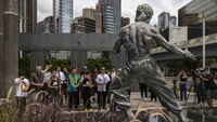 Para penggemar mendiang legenda seni bela diri Bruce Lee, yang mendobrak stereotip negatif seputar pria Asia dalam film, berkumpul di Hong Kong pekan ini untuk memperingati kematian idola mereka setengah abad yang lalu, serta untuk mengenang warisan dan filosofi hidupnya tentang kegigihan.  