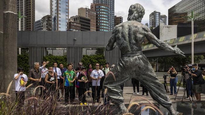 Peringatan Setengah Abad Kematian Bruce Lee di Hong Kong Fans gather in front of the statue of martial artist Bruce Lee to commemorate the 50th anniversary of his death in Hong Kong, Thursday, July 20, 2023. (AP Photo/Louise Delmotte)
