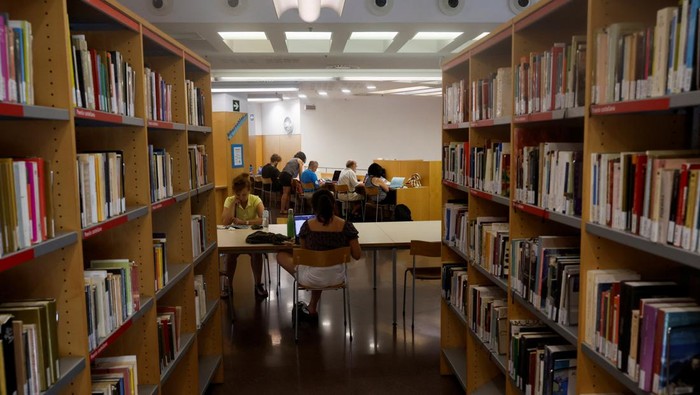 Barcelonas residents sit in a library, designated as the climate shelter point, during the second heatwave of the summer in Barcelona, Spain, July 11, 2023. REUTERS/ Albert Gea