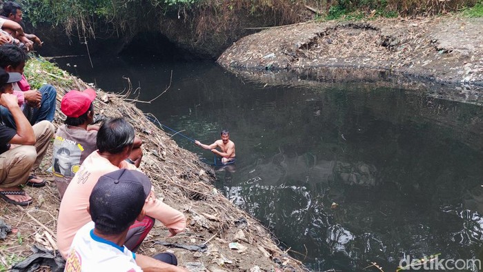 Petugas lapangan BPBD KBB menyelam di Curug Orok, Kabupaten Bandung Barat, Jumat (21/7/2023) mencari Heri yang dilaporkan hilang.