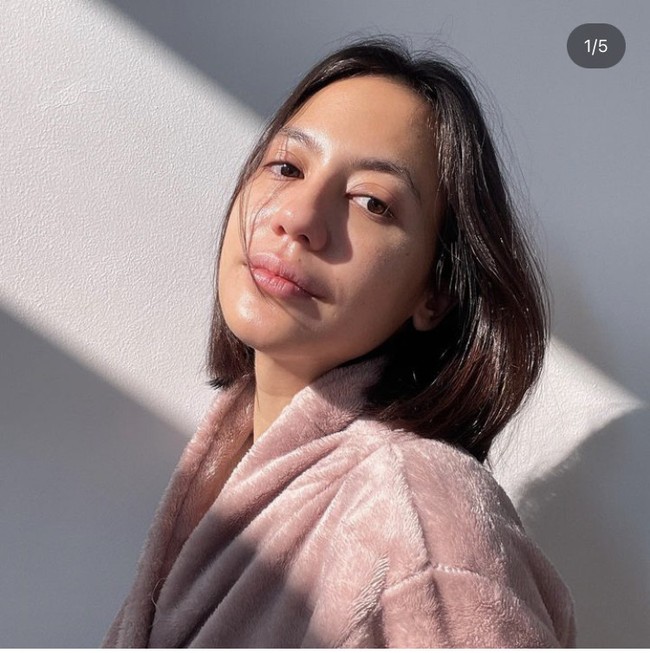 Tampil cantik dengan wajah glowing dan sehat meskipun tanpa makeup, kira-kira apa ya rahasia kecantikan Pevita Pearce? Foto: Dok. Instagram Pevita Pearce