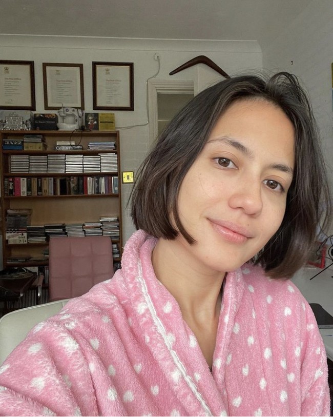 Pada salah satu unggahannya, aktris berusia 30 tahun ini mengungkapkan tips untuk mendapatkan kulit wajah yang sehat. Di antaranya adalah rutin minum air putih yang cukup, olahraga, makan sehat, tidur cukup, dan stress management. Foto: Dok. Instagram Pevita Pearce