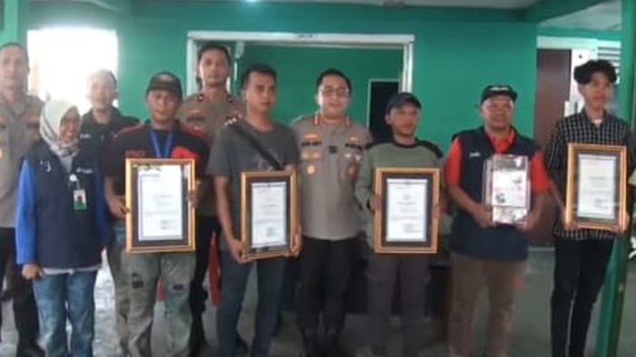 Polisi memberikan penghargaan kepada warga yang menangkap maling motor di Kebayoran Baru.