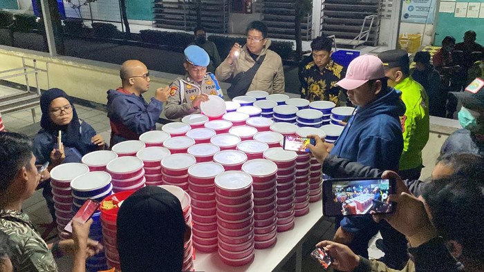 Polisi mengamankan sisa makan siang yang diduga menjadi penyebab keracunan massal karyawan pabrik garmen di Bandung, Jumat (21/7/2023).