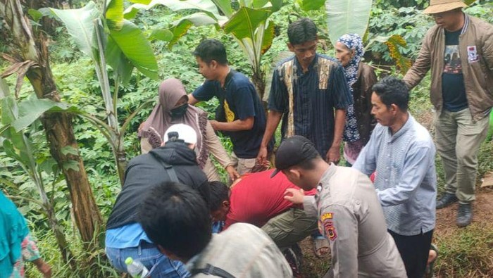 Polisi saat membubarkan aksi pemblokiran jalan yang dilakukan warga Kecamatan Kumpeh Ulu, Kabupaten Muaro Jambi, Kamis (20/7/2023). (ANTARA/HO-IST)