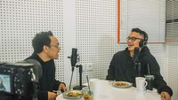 Marlo cukup dekat dengan sang kakak yang bernama Marco Randy Parama atau akrab disapa Rama. Mereka sering makan bareng dan buat podcast. Foto: Instagram/YouTube