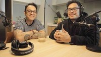 Kopi susu jadi andalan Marlo jika sedang membintangi podcast, atau membuat video konten bareng sang kakak. Foto: Instagram/YouTube