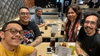 YouTuber berusia 26 tahun ini juga dekat dan akrab dengan seluruh anggota keluarganya. Mereka sering makan bareng di restoran. Foto: Instagram/YouTube