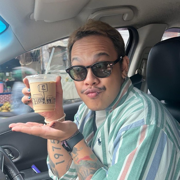 Potret Marlo Ernesto, Putra Andi F. Noya Saat Makan Bento hingga Ngopi