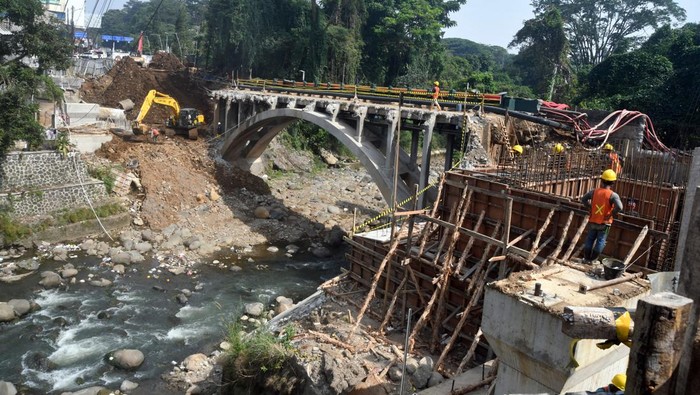 Sejumlah pekerja mengerjakan pembangunan jembatan Otista di Kota Bogor, Jawa Barat, Jumat (21/7/2023). Pembangunan jembatan Otista yang merupakan salah satu jalan utama menuju Kebun Raya dan Istana Kepresidenan Bogor tersebut sudah mencapai progres 23,75 persen dengan anggaran sebesar Rp52,6 miliar yang berasal dari bantuan Pemerintah Provinsi Jawa Barat. ANTARA FOTO/Arif Firmansyah/foc.