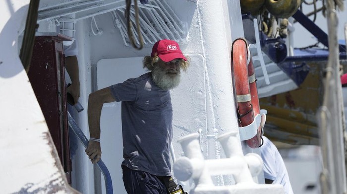 Potret Pria Australia dan Anjingnya Selamat Usai Hanyut 3 Bulan di Laut Australian Timothy Lyndsay Shaddock looks out from the tuna boat