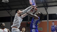 Pebasket Prawira Harum Bandung Jarred Dwayne Shaw (kanan) dihadang pebasket Pelita Jaya Bakrie Jakarta Vincent Rivaldi Kosasih saat berusaha memasukan bola pada pertandingan game pertama final IBL 2023 di Hall Basket Senayan, Jakarta, Kamis (20/07/2023) malam. Pelita memulai laga dengan lambat, namun berhasil memimpin 19-16 di akhir kuarter pertama. Prawira bangkit di kuarter kedua dan menahan Pelita di akhir paruh pertama dengan skor imbang 38-38.