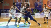 Pebasket Prawira Harum Bandung Brandone Francis (ketiga kiri) berusaha melewati pebasket Pelita Jaya Bakrie Jakarta Agassi Yeshe Goantara (kedua kiri) dan Abiyyu Ramadhan (kiri). Tembakan tiga angka Sutton kemudian mengubah skor menjadi 65-72, namun dua lemparan bebas Yudha di sisa waktu kurang dari 30 detik mengubah skor menjadi 74-65, yang bertahan hingga laga usai.