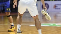 Pebasket Pelita Jaya Bakrie Jakarta Muhamad Arighi memegang sepatunya yang terlepas. Pada kuarter akhir, Prawira berupaya menjaga jarak. Prawira menjauh menjadi 70-62 lewat tembakan tiga angka Guntara.