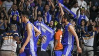 Pebasket Prawira Harum Bandung Reza Fahdani Guntara (kanan) dan Indra Muhammad menyapa suporter usai mengalahkan Pelita Jaya Bakrie Jakarta. Mereka hanya butuh satu kemenangan lagi untuk memastikan diri sebagai kampiun.