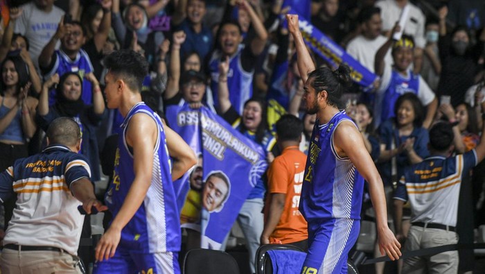 Prawira Bandung kalahkan Pelita Jaya Tampil ciamik, tim basket Prawira Harum Bandung sukses meraih kemenangan di Game 1 Final IBL 2023 melawan Pelita Jaya Bakrie Jakarta 74-65 di Hall Basket Gelora Bung Karno, Senayan, Jakarta, Kamis (20/7) malam.