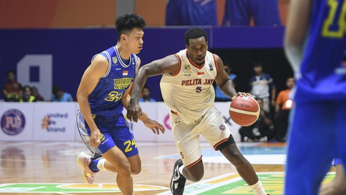 Prawira Bandung kalahkan Pelita Jaya Tampil ciamik, tim basket Prawira Harum Bandung sukses meraih kemenangan di Game 1 Final IBL 2023 melawan Pelita Jaya Bakrie Jakarta 74-65 di Hall Basket Gelora Bung Karno, Senayan, Jakarta, Kamis (20/7) malam.