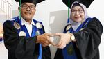 Couple Goals! Para Pasutri Ini Wisuda S2, S3 sampai Jadi Profesor Bareng