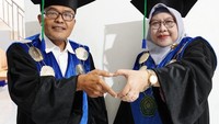 Dari cinta yang bersemi di kampus, keduanya kemudian meniti karir menjadi akademisi hingga jadi guru besar bersama. Inilah kisah Prof Dr Pujiharto yang merupakan guru besar bidang Ilmu Sosial Ekonomi Pertanian dan Prof Sri Wahyuni yang merupakan guru besar dalam bidang Ilmu Akuntansi. Keduanya dikukuhkan jadi guru besar di Unversitas Muhammadiyah Purwokerto (UMP) pada Selasa, 18 Juli 2023. Foto: Doc. Univ. Muhammadiyah Purwokerto